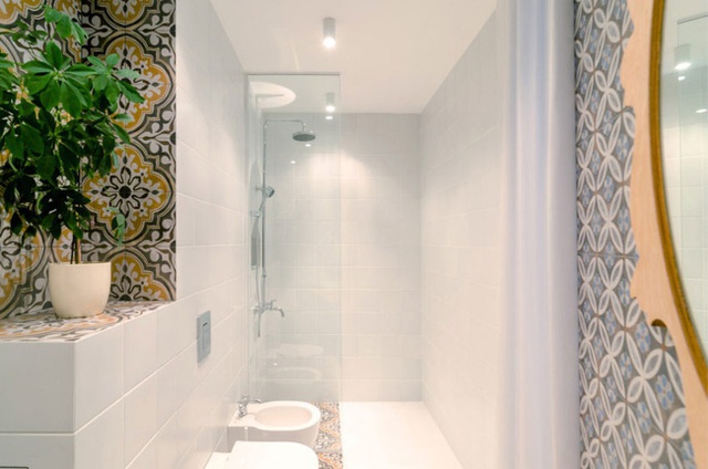 
Gạch ốp trắng tinh tại phòng tắm này cũng mang lại cái nhìn sạch sẽ, ngăn nắp cho ngôi nhà.
