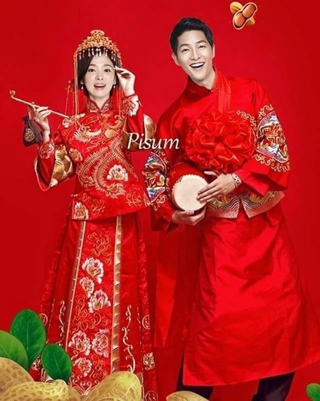 
Còn đây là ảnh cưới với trang phục truyền thống của Trung Quốc. Cả Song Joong Ki và Song Hye Kyo đều là những nghệ sĩ có lượng fan hùng hậu tại quốc gia đông dân nhất thế giới này.
