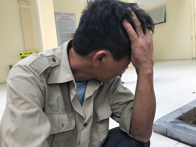 Chịu nỗi đau mất ch&aacute;u khiến &ocirc;ng c&oacute; l&uacute;c như ng&atilde; gục.