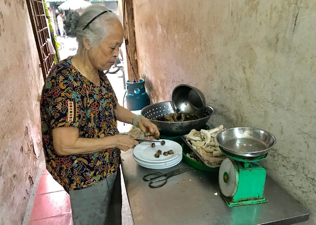 
Bà Tiền chủ quán cháo lòng hơn 30 năm trên phố Lò Sũ giờ chỉ phụ giúp những lúc khách đông
