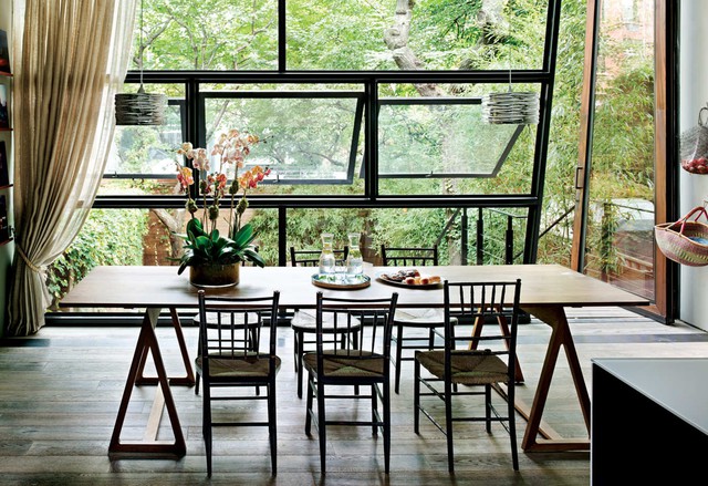 11. Phòng ăn này gây ấn tượng gần gũi với thiên nhiên với những chiếc ghế tre và góc nhìn thẳng ra khu vườn xanh mượt.