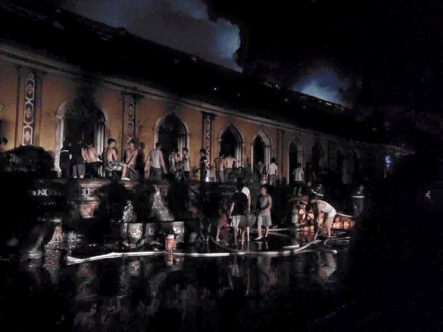 Lực lượng PCCC huyện Trực Ninh đ&atilde; huy động 4 xe đến hiện trường để dập lửa. Tuy nhi&ecirc;n do nh&agrave; thờ nằm ở vị tr&iacute; tho&aacute;ng gi&oacute; c&ugrave;ng với kết cấu chủ yếu bằng gỗ lim n&ecirc;n lửa bốc l&ecirc;n rất nhanh. Ảnh: Ngọc Đ&iacute;nh.