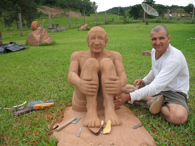 
Rogério Bertoldo cũng điêu khắc tượng cho bố mình, ông Eloi.
