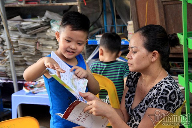 Những ngày đầu tháng 3 khi mới mở, đúng đợt Hà Nội ra quân dẹp vỉa hè nên thư viện của bà cũng bị ngừng hoạt động