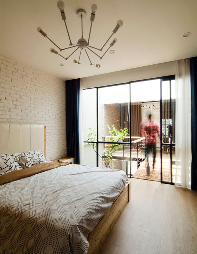 Không gian phòng ngủ hiện đại rộng rãi với hai lớp rèm che, một rèm mỏng để lấy ánh sáng nhẹ và một rèm dày để tạo sự riêng tư.