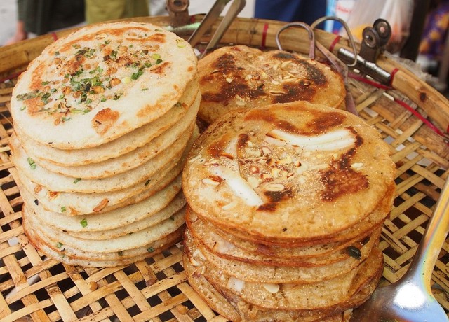 Những món nổi bật là hsa nwin ma kin (bánh từ bột trộn sữa dừa, bơ ghee và nho khô), bein moun và moun pyit thalet (bánh kếp kiểu Myanmar). Ảnh: Activetravelmagazines.