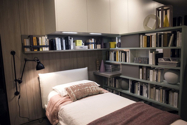 Chiếu ánh sáng cho phòng ngủ nhỏ với kệ rộng để mở rộng không gian.