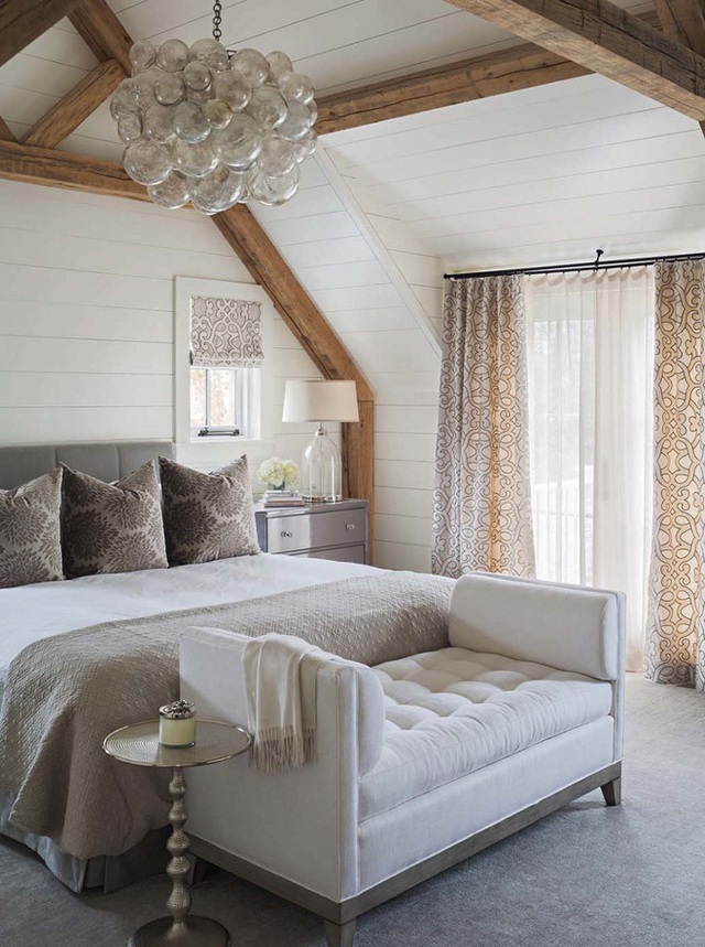 Những màu sắc cổ điển xen kẽ vào thiết kế tường cũng giúp phòng ngủ của bạn ấm áp hơn.