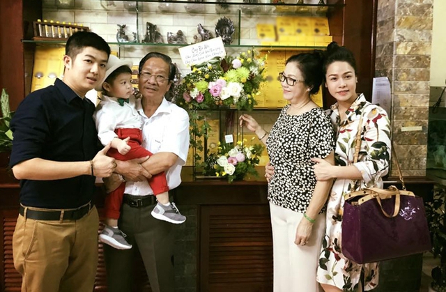 Vợ chồng Nhật Kim Anh cùng bố mẹ vui vẻ chụp hình kỷ niệm. 
