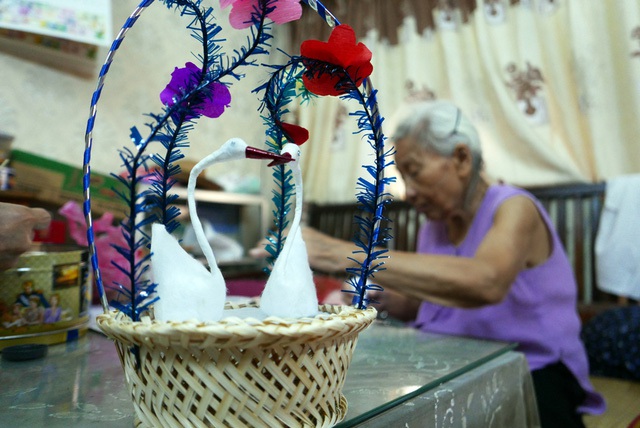 Thời bao cấp, những giỏ thiên nga bông bày bán trên phố là mơ ước của các bé gái.