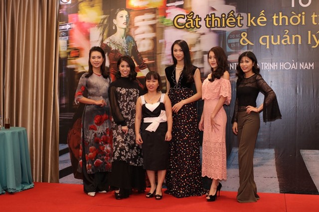 NTK Loan Vũ cùng các mẫu thiết kế được trình diễn tại fashion show