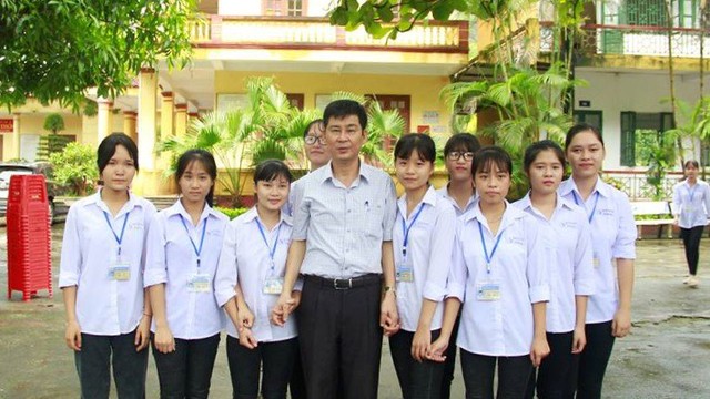 
Thầy hiệu trường Nguyễn Trọng Kh&aacute;nh chụp ảnh c&ugrave;ng với c&aacute;c em học sinh Trường THPT Hoa Lư A. Ảnh: Fanpage THPT Hoa Lư A.
