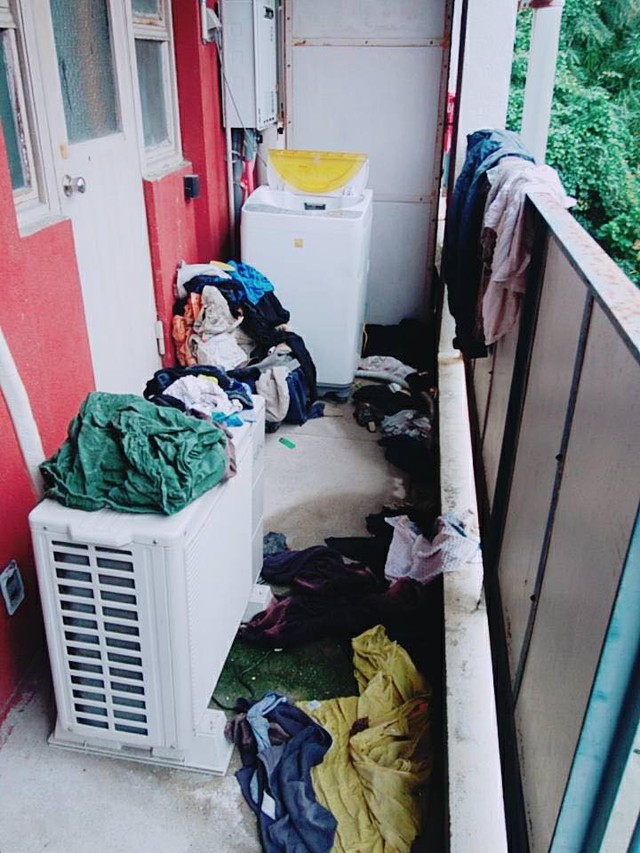 Máy giặt ở hành lang đã để sẵn nhưng dường như chỉ là đồ thừa.