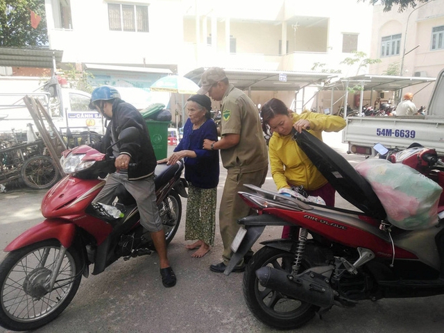 Anh Vinh, chị Thiện vui vẻ sau khi đã tìm được mẹ.