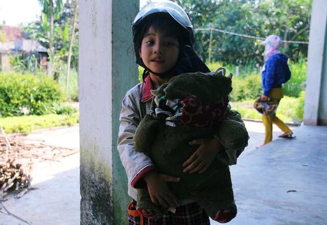 Với 2 cô bé bị thiểu năng này, chú gấu bông cũ kỹ kia chính là bố của mình...!