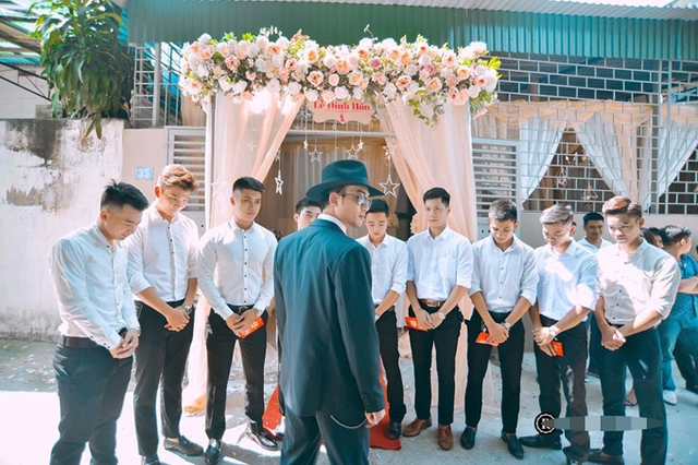 
Trong ngày đi hỏi cưới, Doãn Quốc Đam mặc phong cách y hệt như vai Trần Tú của phim Người phán xử.
