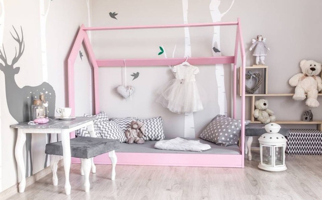 Với những bé gái, chiếc giường gác mái màu hồng xinh xắn sẽ trở thành điểm nhấn nữ tính, mềm mại làm đẹp cho không gian nhỏ của con.