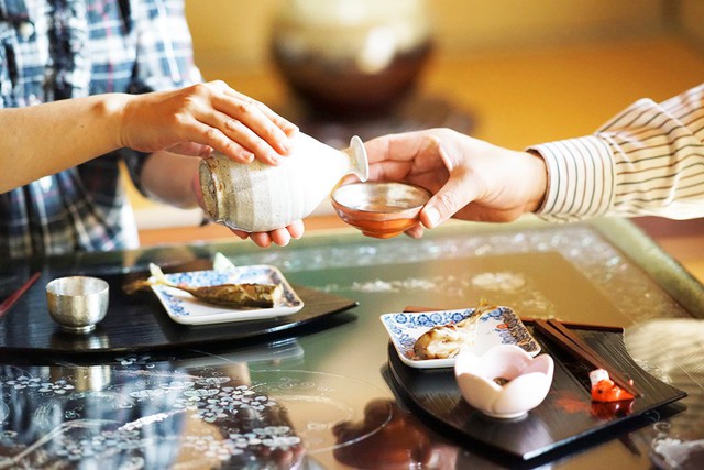 Tự rót sake: Ken Ohashi - chuyên gia về rượu tại International Wine Challenge Sake nhấn mạnh: Tuyệt đối không tự rót rượu cho mình. Bạn nên rót cho người khác trước và đến lượt, họ sẽ rót lại cho bạn. Phong tục này của Nhật Bản mang lại cảm giác đặc biệt và gần gũi cho những người ngồi cùng bàn với nhau”. Ảnh: DeepJapan.