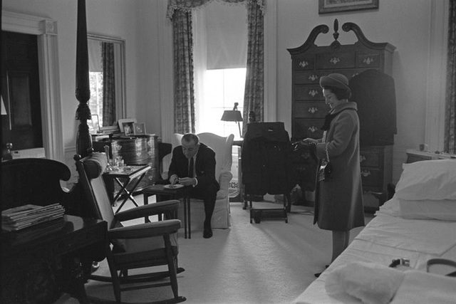 
Tổng thống Lyndon B. Johnson trong buổi sáng nhậm chức, cùng vợ là phu nhân Lady Bird Johnson vào năm 1965.

