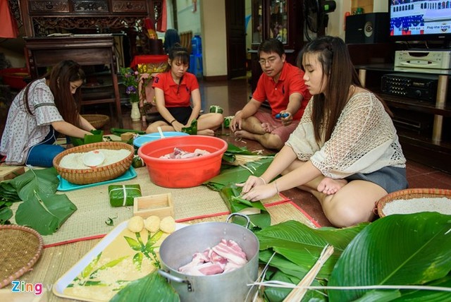 
Chị còn hướng dẫn cả chồng và con gái Khánh Ngân gói bánh. Cô bé 12 tuổi nhưng có thể gói bánh chưng thành thạo.
