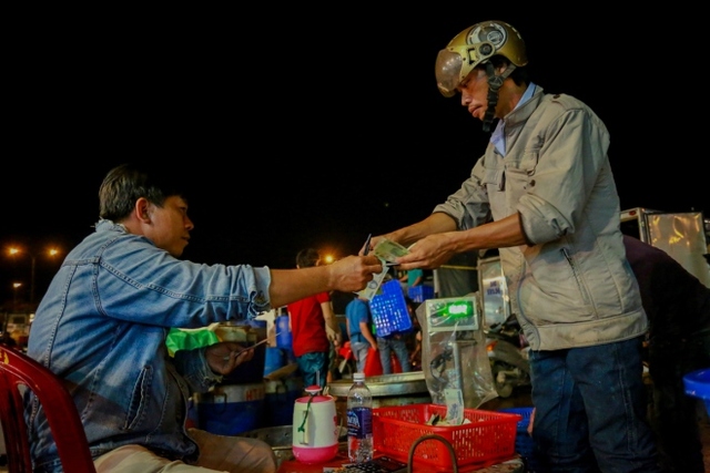 
 

Một thương lái đến từ Long An dùng tủ kính để vận chuyển cá lóc về chợ, bán lại cho khách. Tôi dùng tủ kính để con cá được bảo quản tươi ngon hơn, thương lái này chia sẻ.
