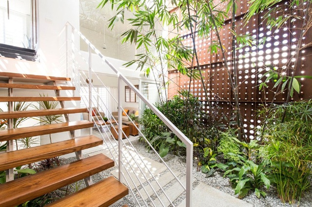 Cầu thang đơn giản nối liền từ tầng 1 đến tầng 2 thông qua một khu vườn nhỏ.