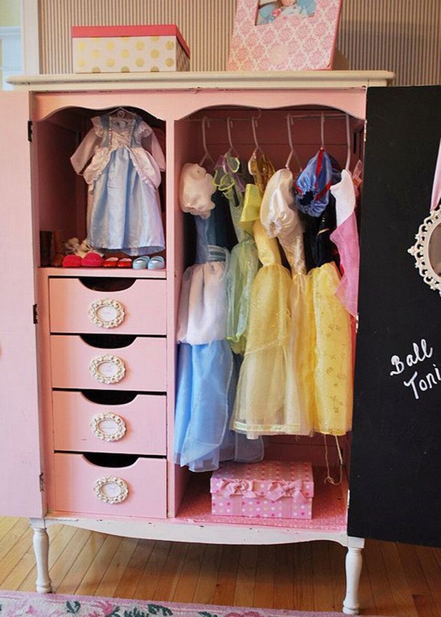 11. Một tủ quần áo nhỏ màu hồng cho nàng công chúa, những chiếc váy xòe lung linh được treo bên phải, nhường chỗ lại cho những bộ quần áo mặc ở nhà trong những ngăn kéo.
