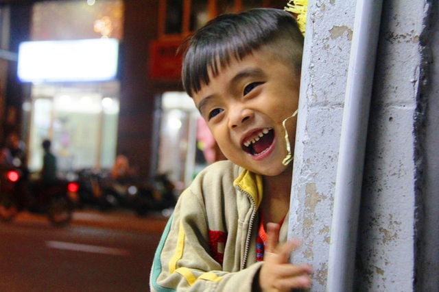 Nụ cười hồn nhi&ecirc;n của Hải Khang khi theo mẹ đi nhặt r&aacute;c