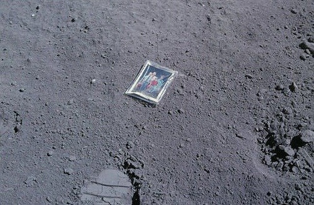 
Bức ảnh chụp phi hành gia Charles Duke để lại trên Mặt Trăng trước khi khởi hành về Trái Đất. Duke đặt chân lên Mặt Trăng vào tháng 4/1972.
