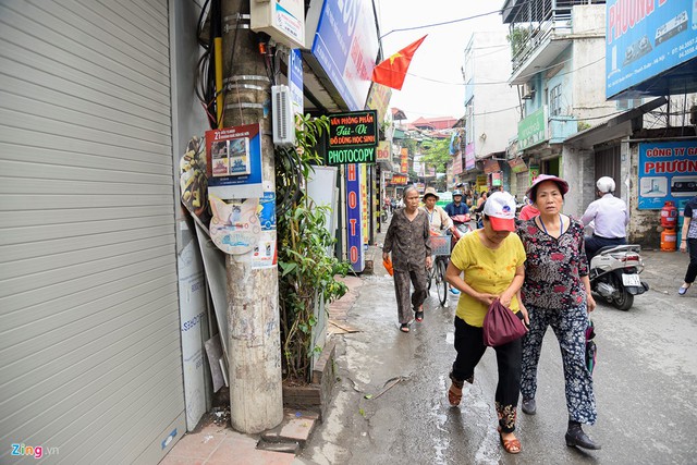 
Trong khi đó, một số tuyến phố nhỏ hơn, dường như không có khái niệm vỉa hè. Cả tuyến đường Quan Nhân (Thanh Xuân) rất ít đoạn có vỉa hè, hầu như cửa nhà dân liền với lòng đường.
