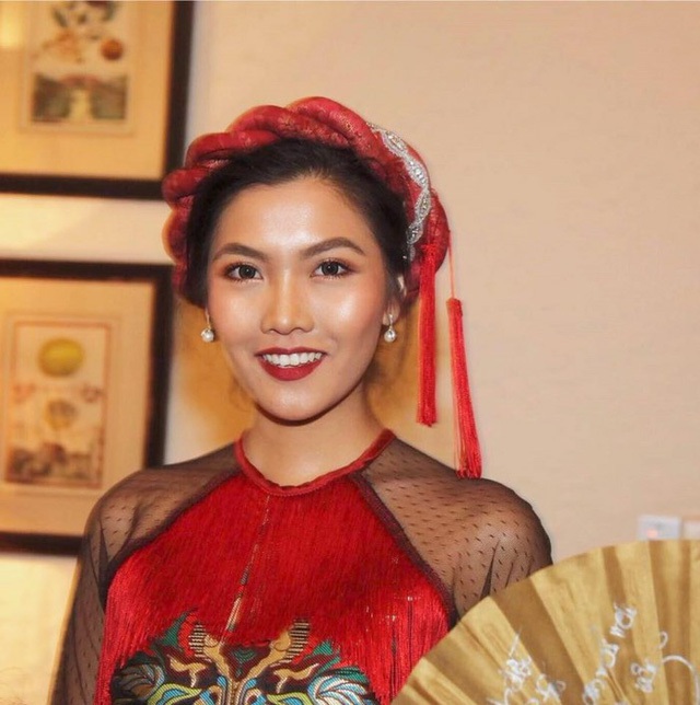 Nam Phương thu hút mọi ánh nhìn dù trong trang phục nào.