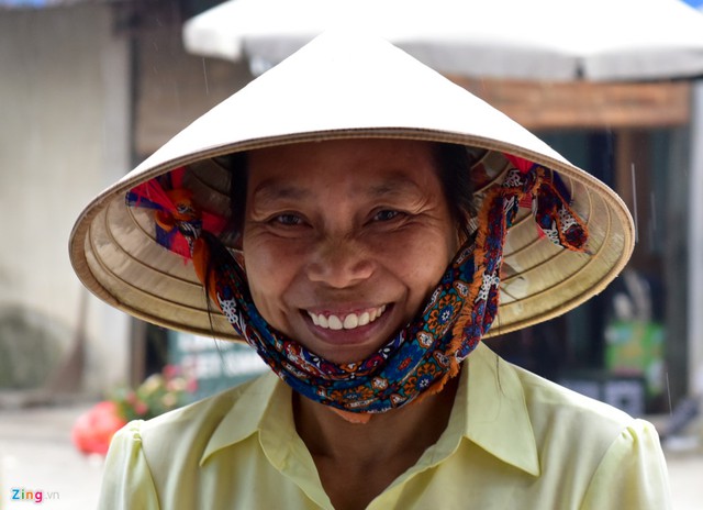 B&agrave; Loan, một người d&acirc;n th&ocirc;n Ho&agrave;nh cho biết mấy ng&agrave;y vừa qua kh&ocirc;ng l&agrave;m ăn g&igrave; được. Chốc chốc lại ra nh&agrave; văn ho&aacute; n&oacute;i chuyện với mọi người. Cứ thấy tiếng kẻng l&agrave; chạy ra n&ecirc;n kh&ocirc;ng khi n&agrave;o ngủ được ngon giấc.
