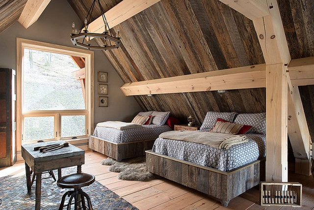 Phòng ngủ tầng gác mái với trần sử dụng gỗ tái chế, mang lại cảm giác như một góc ẩn yên tĩnh.