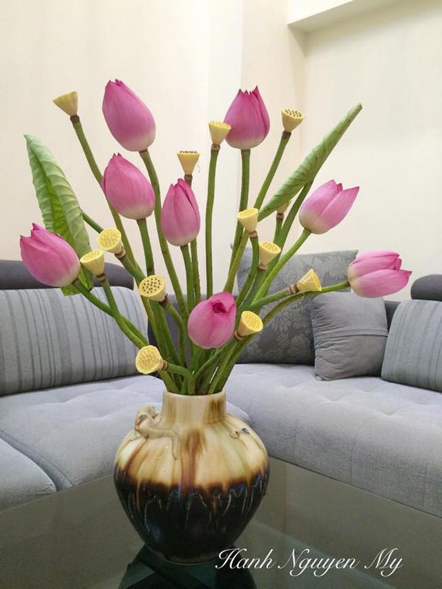 Hoa sen thường được cắm kèm cành măng hoặc lá sen để tôn lên vẻ đẹp của hoa.