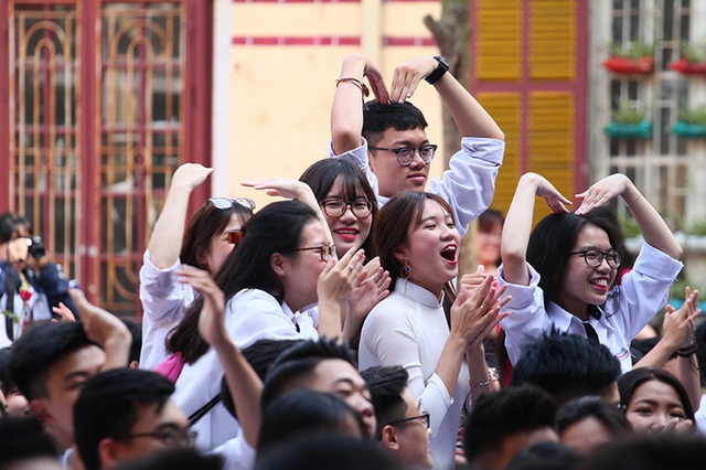 Tạm quên đi những buồn bã, bùi ngùi khi sắp phải chia xa, teen Trần Phú “quậy” hết mình để cổ vũ chàng ca sĩ “cây nhà lá vườn” trên sân khấu cuối cùng của đời học sinh