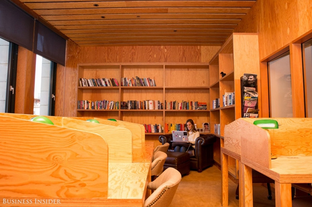 Nếu tìm một nơi yên tĩnh tuyệt đối, nhân viên có thể “chui” vào thư viện.