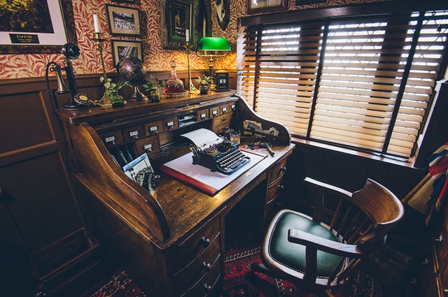 Căn phòng yêu thích của John Trevillian là phòng làm việc New York với phong cách của những năm 1920, một chiếc bàn gỗ nặng, một chiếc máy đánh chữ và chiếc điện thoại bàn kiểu cổ.