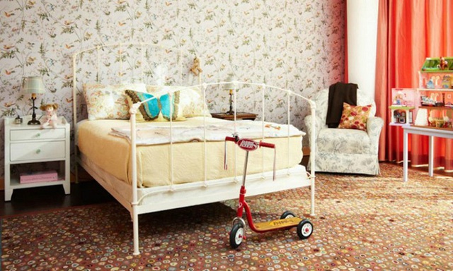 12. Phòng ngủ này hoàn hảo từ đầu đến cuối. Từ dán tường đến thảm màu nâu sẫm, căn phòng mang hơi thở của phong cách thời trang cổ điển. Hình ảnh duy nhất cho thấy nét hiện đại là màn cửa màu cam sáng.