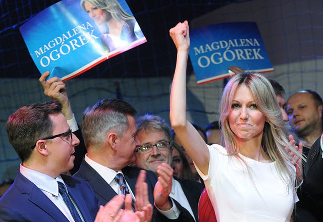 
Magdalena Ogorek, nữ ứng cử viên tổng thống Ba Lan, chào những người ủng hộ trong chiến dịch tranh cử ở Ozarow Mazowiecki vào tháng 2.2015.
