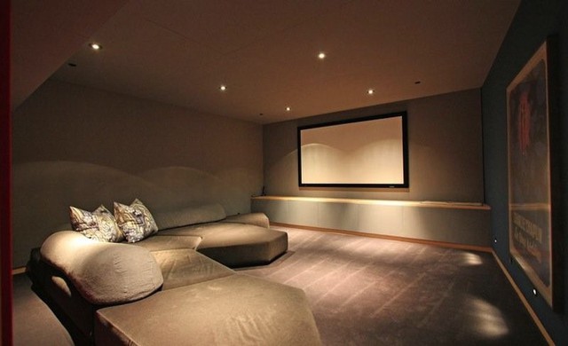 Phòng xem phim với ghế sofa dài.