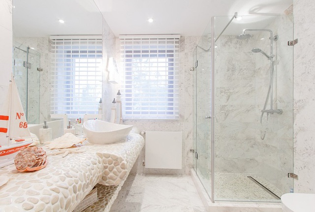 Không gian nhà tắm mang đến người dùng cảm giác vô cùng sảng khoái, mát mẻ nhờ chất liệu đá cẩm thạch tự nhiên.