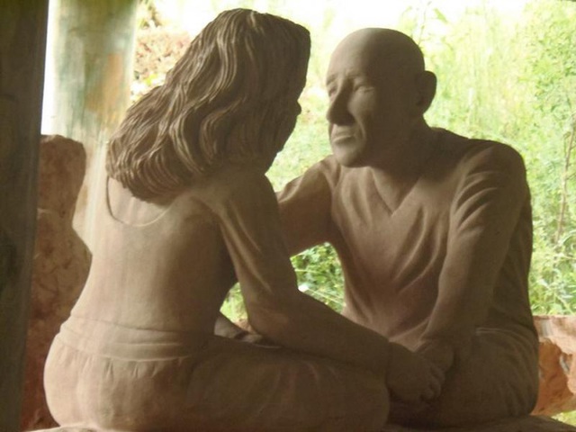 
Trong số các tác phẩm, còn có bức điêu khắc thu lại khoảnh khắc ấm áp giữa Rogério và vợ mình.
