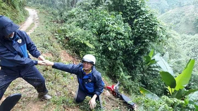 Đường n&uacute;i m&ugrave;a mưa b&ecirc;n cạnh vực s&acirc;u, một c&ocirc; gi&aacute;o v&agrave; chiếc xe m&aacute;y bị trượt ng&atilde; (Ảnh: Bảo Tr&acirc;n)