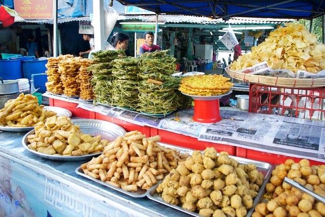 Các món rán: Người Myanmar thích ăn các món rán. Phần lớn các đồ ăn vặt ở vỉa hè hay quán trà là món rán, từ nem, bánh tới bánh mì. Nhiều món mì có rắc thêm akyaw - các thực phẩm rán giòn để trang trí. Ảnh: Myanmar Travel Essentials.