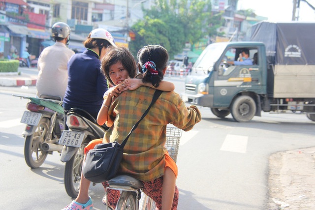 R&ograve;ng r&atilde; tr&ecirc;n lưng mẹ hiền suốt 18 năm.