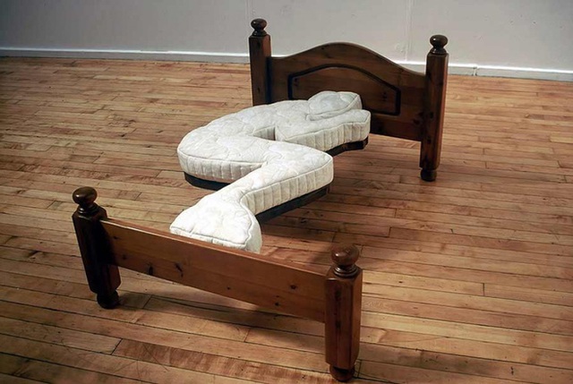 Nằm trên chiếc giường này bạn sẽ chỉ được nằm duy nhất một tư thế.