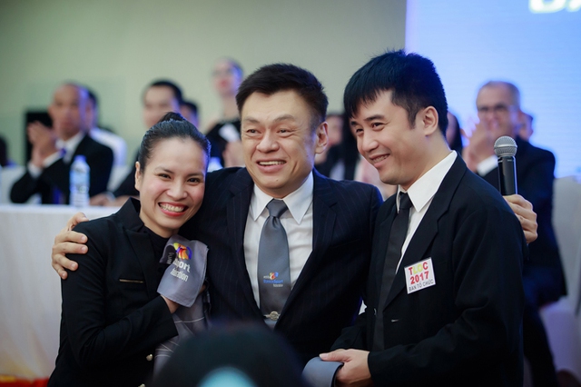 Vợ chồng kiện tướng dancesport Hồng Việt - Thu Trang chụp hình với ông ShawTay, Phó chủ tịch liên đoàn khiêu vũ thế giới.