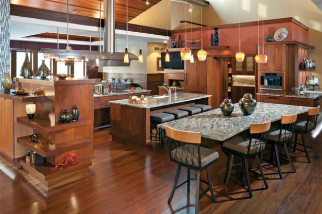 Tủ bếp thiết kế với loại gỗ nặng, cứng, vân đẹp, thớ gỗ mịn, sơn một lớp PU bóng phù hợp với những chủ nhân yêu thích sự cổ điển.