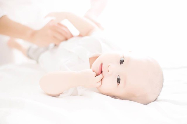 
Con trai đầu l&ograve;ng của vợ chồng Việt Anh đ&atilde; 7 th&aacute;ng tuổi. Cậu nh&oacute;c bụ bẫm v&agrave; c&oacute; nhiều n&eacute;t giống cả bố lẫn mẹ.
