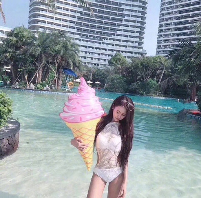Hot girl Trung Quốc n&agrave;y đ&atilde; check in ở hồ bơi với khu&ocirc;n mặt v&agrave; h&igrave;nh thể si&ecirc;u mẫu.